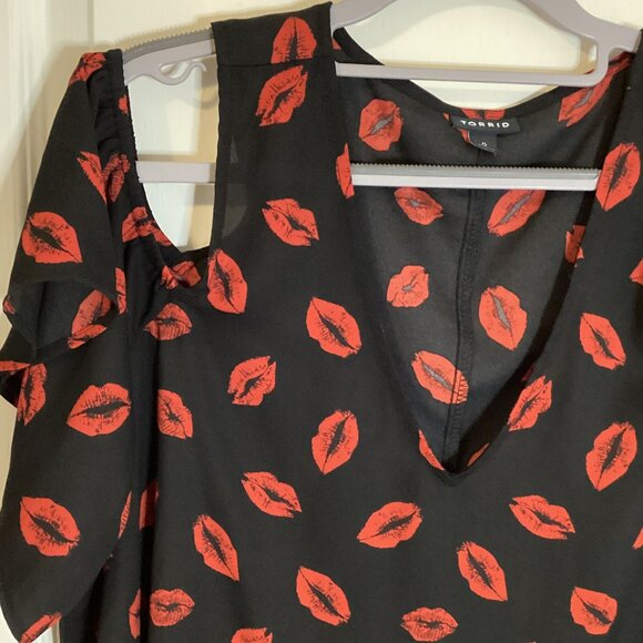 Torrid Women's Black Semi Sheer Cold Shoulder Top Blouse Red Lips Size 0 - Picture 3 of 8